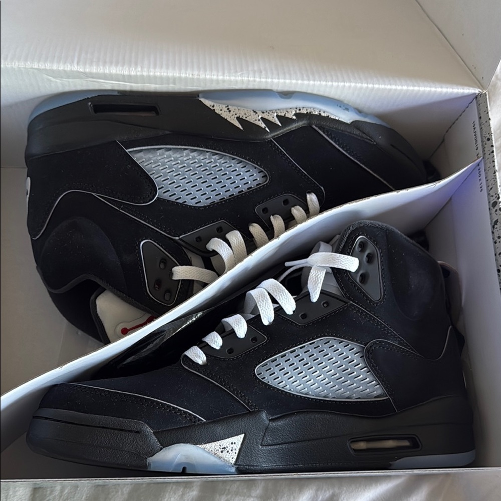 Jordan Men's Black and White Sneakers